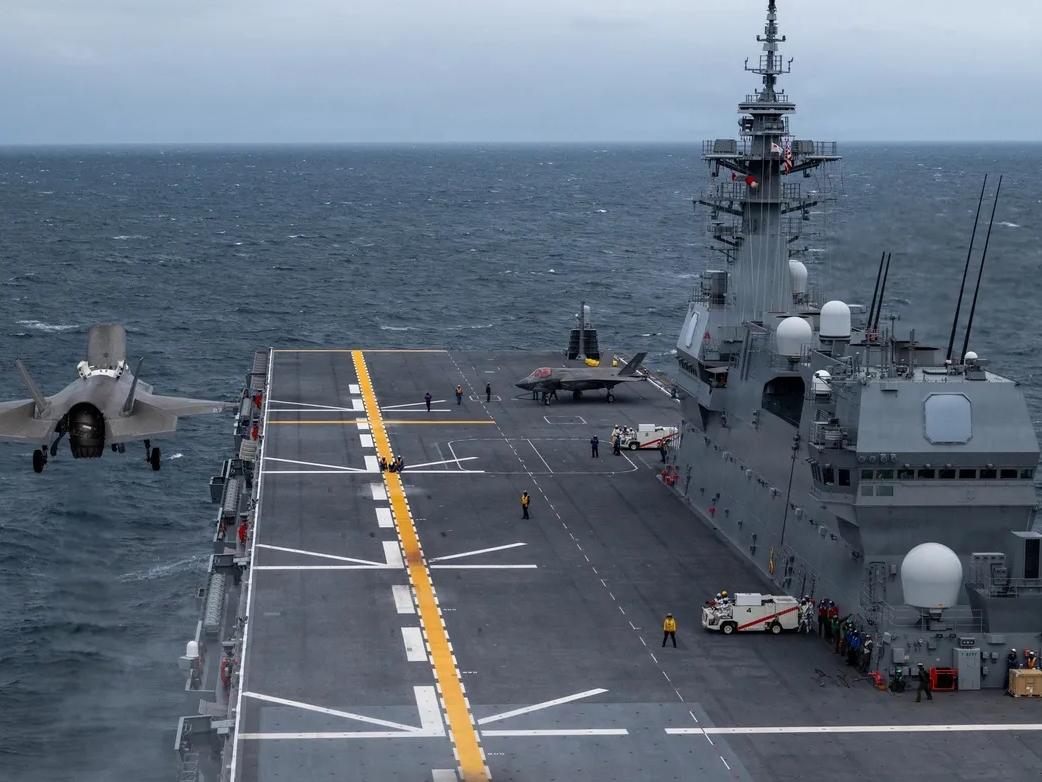 出云级航母的战机搭载量因任务配置与改装状态不同而有差异，核心数据如下：
一、改装