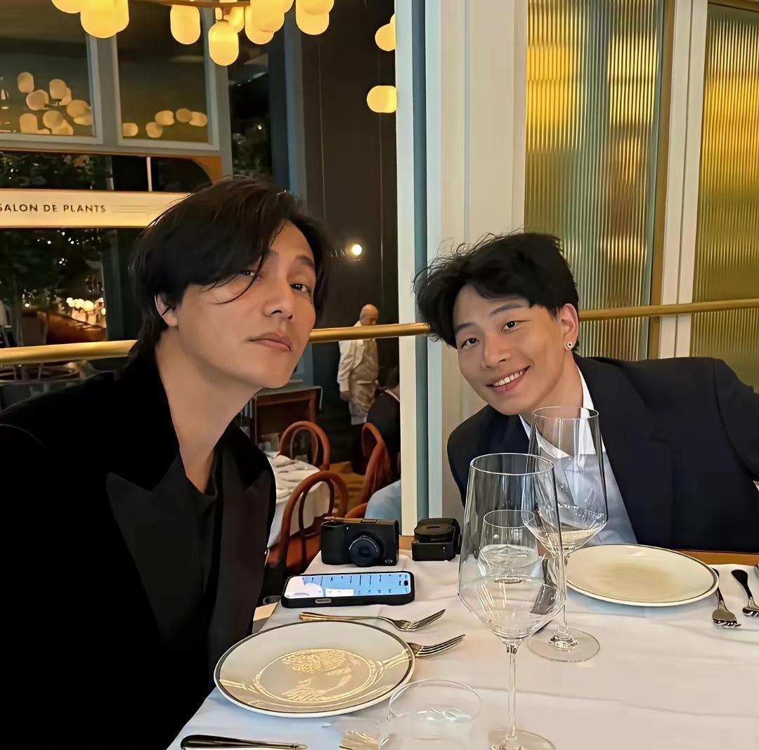 陈坤与儿子陈尊佑一起吃西餐时的画面，父子俩看着镜头合影。

2025年5月22日
