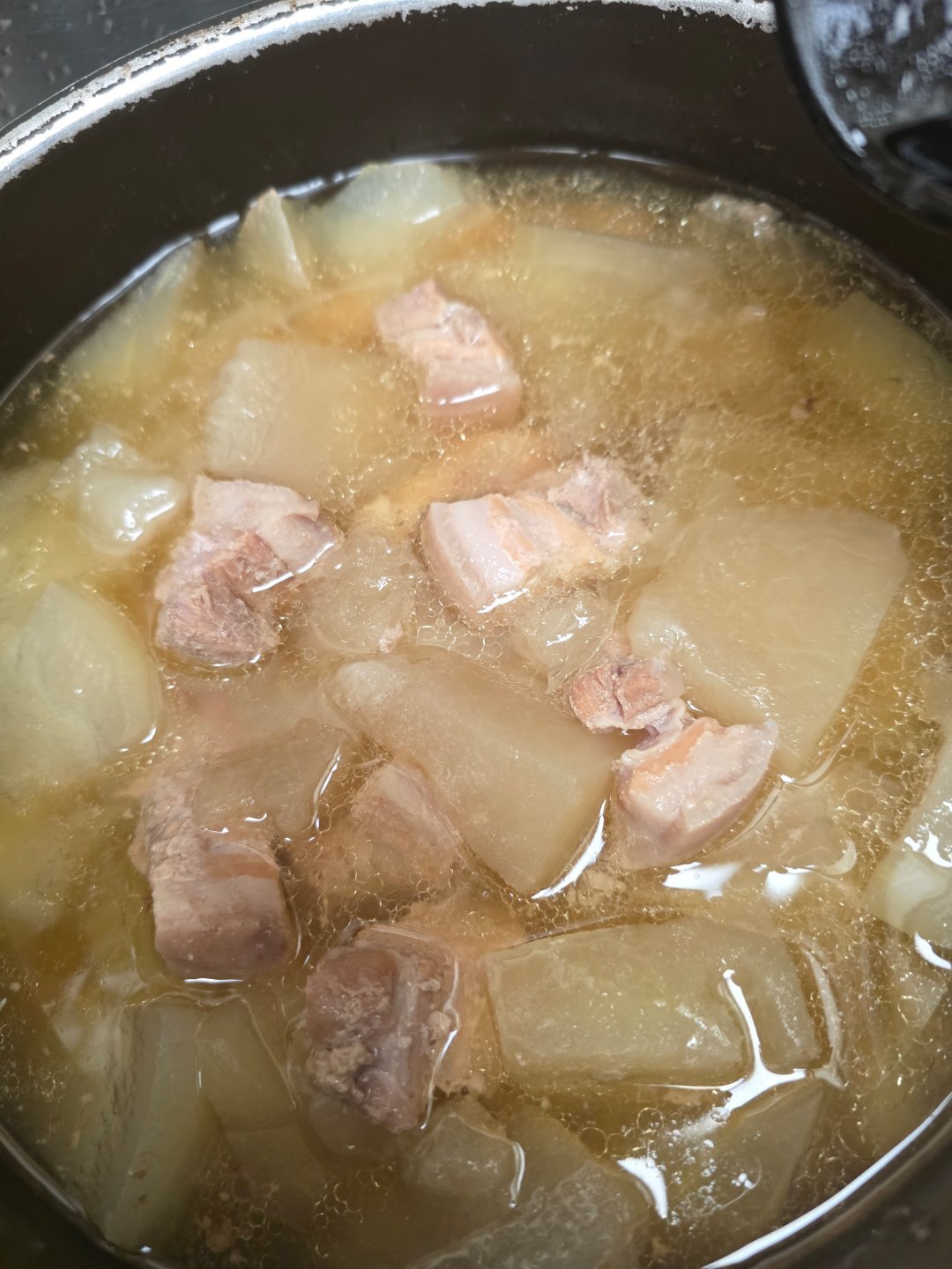 天氣太熱了煮了消暑的冬瓜腩肉湯飯！吃飽我繼續干活去你們先睡，晚安！ 