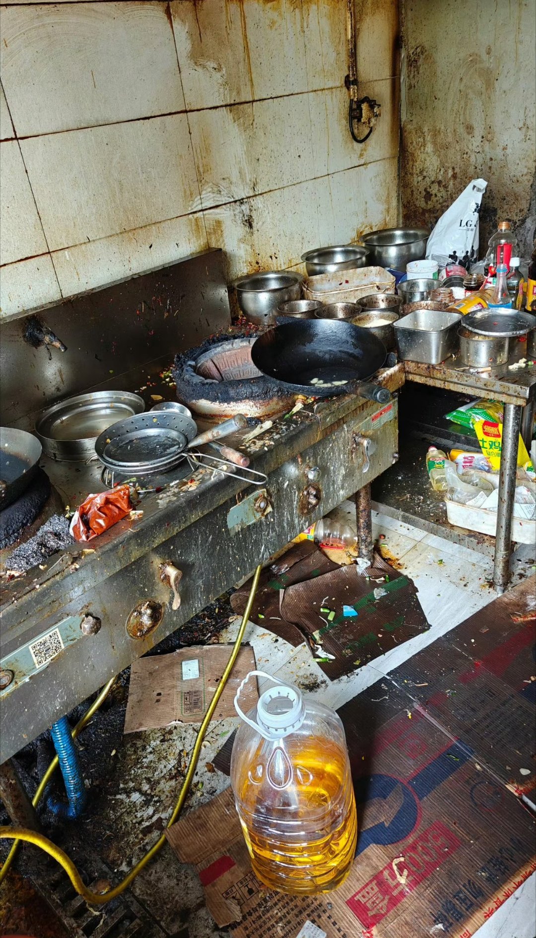 取完餐外卖员差点吐了 看看这个，这个卫生条件是怎么入驻外卖平台的？这个外卖小哥是