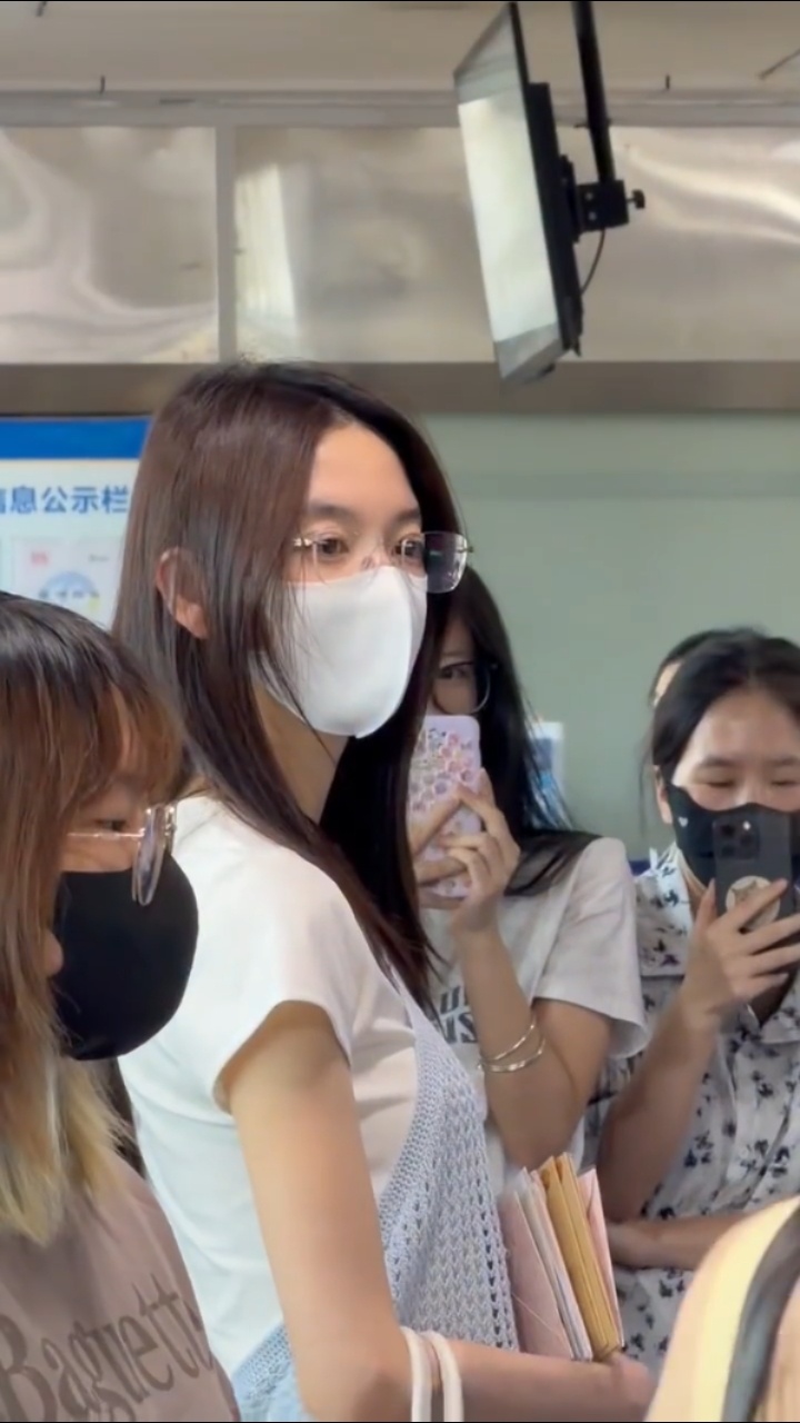 姐姐启程北京追剧团啦素颜状态也好美🥺霍仙姑线下见，旅途顺利呀陈瑶机场路透  