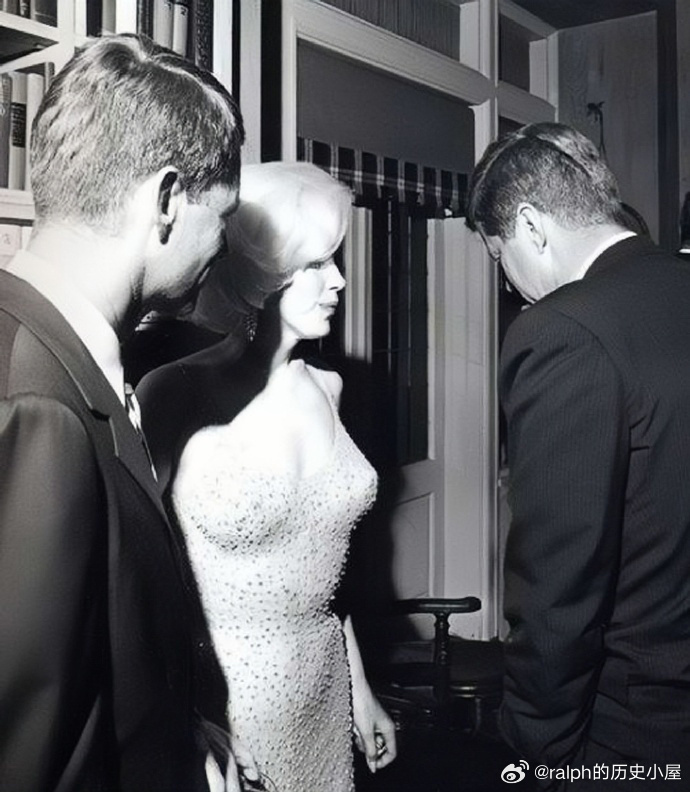 1962年5月19日晚玛丽莲·梦露参加总统肯尼迪举办的盛会时被媒体抓拍的一张与肯