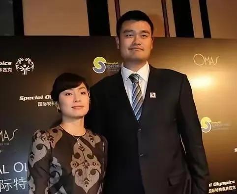 看图片姚明和妻子叶莉身高差了很多，其实叶莉身高也很高，她曾是中国前女篮队员，只不