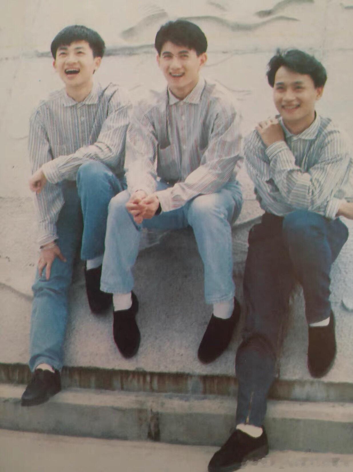 小虎队  95年流行歌曲  黄格选封面 其中一个彩页是小虎队照片，32开薄本 里