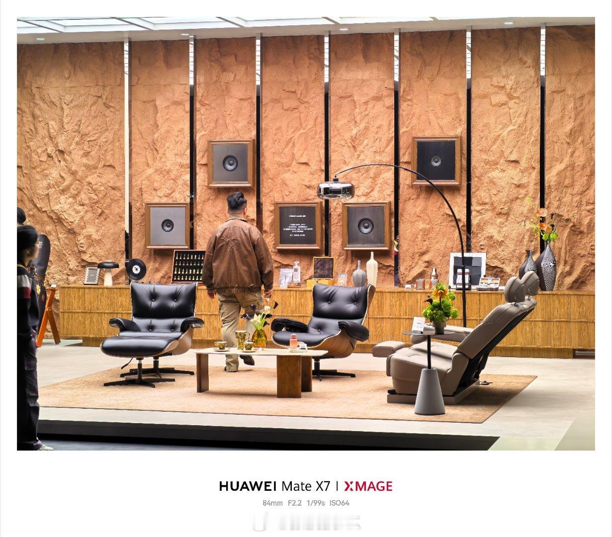 高端车型的正确打开方式，那就是把极氪8x的发布会放在高端的环境中。宁波的东钱湖会