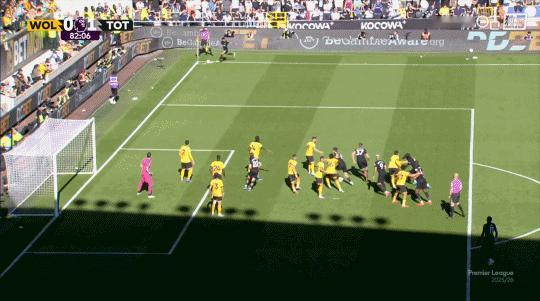 帕利尼亚！！！狼队0-1热刺角球发出后，理查转了一圈才找到脚下的皮球，仓促出脚后