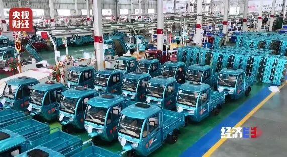 现在咱们国产的电动两轮代步车、农用电动三轮车，彻底火遍了全球市场。不管是东南亚街