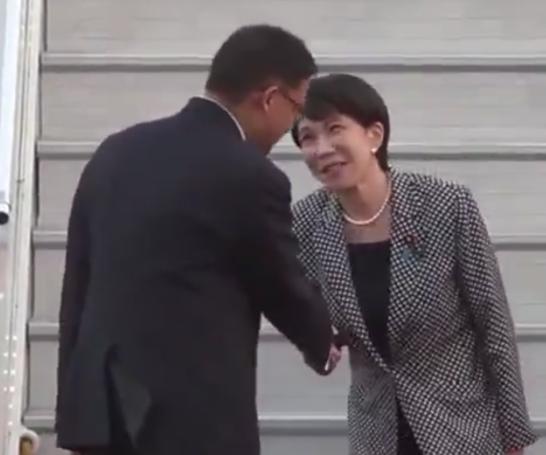 7 月 1 日，新德里机场，这一幕连印度人都看不下去。

高市早苗当地时间 7 