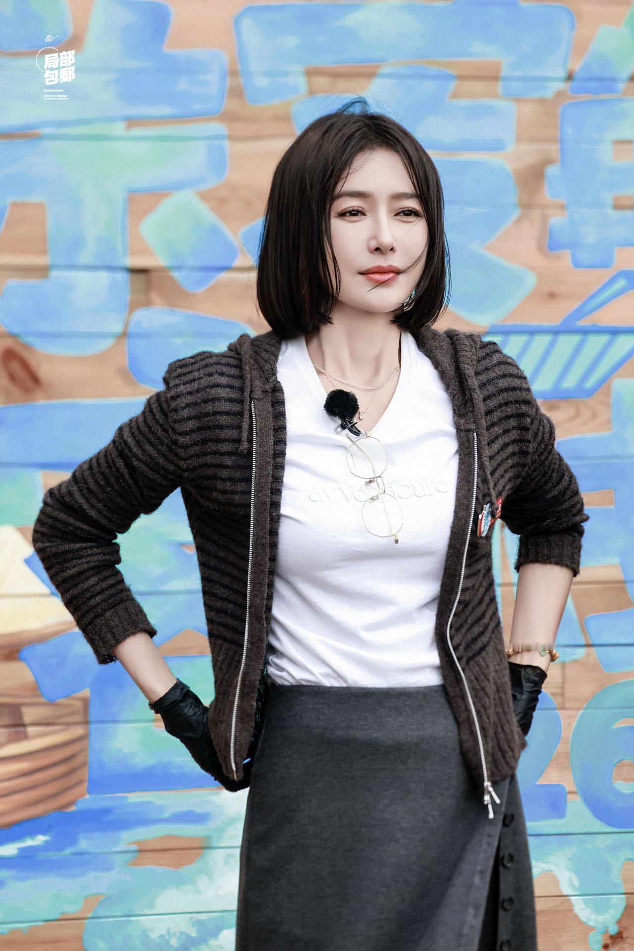 白鹿沈月秦岚你们仨聊什么呢 三个女生一台戏，还是最甜的那种！秦岚、白鹿、沈月扎堆