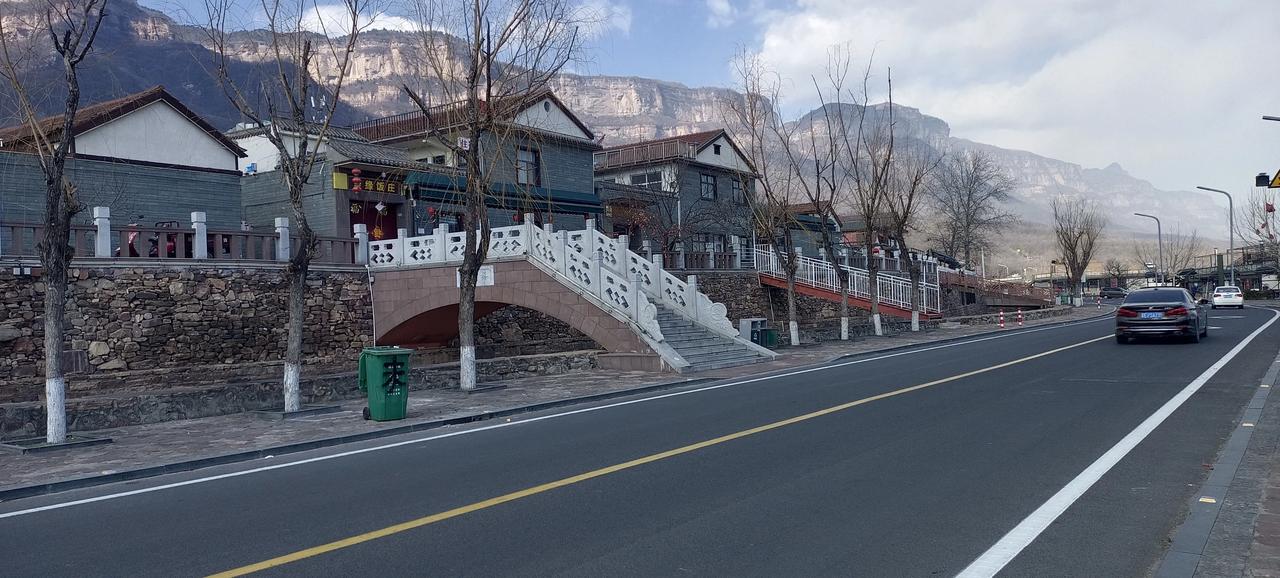 红旗渠岸边的农家小院供游客就餐住宿，这是个很棒的点子。林州本就有绝美的风光，像红