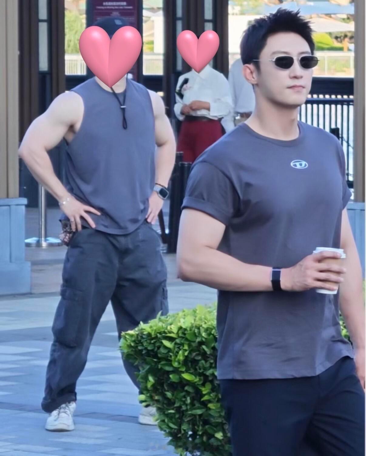 黄景瑜美式前刺换新发色了现在就出发 红发配美式前刺，路透里深V西装领口开得利落，