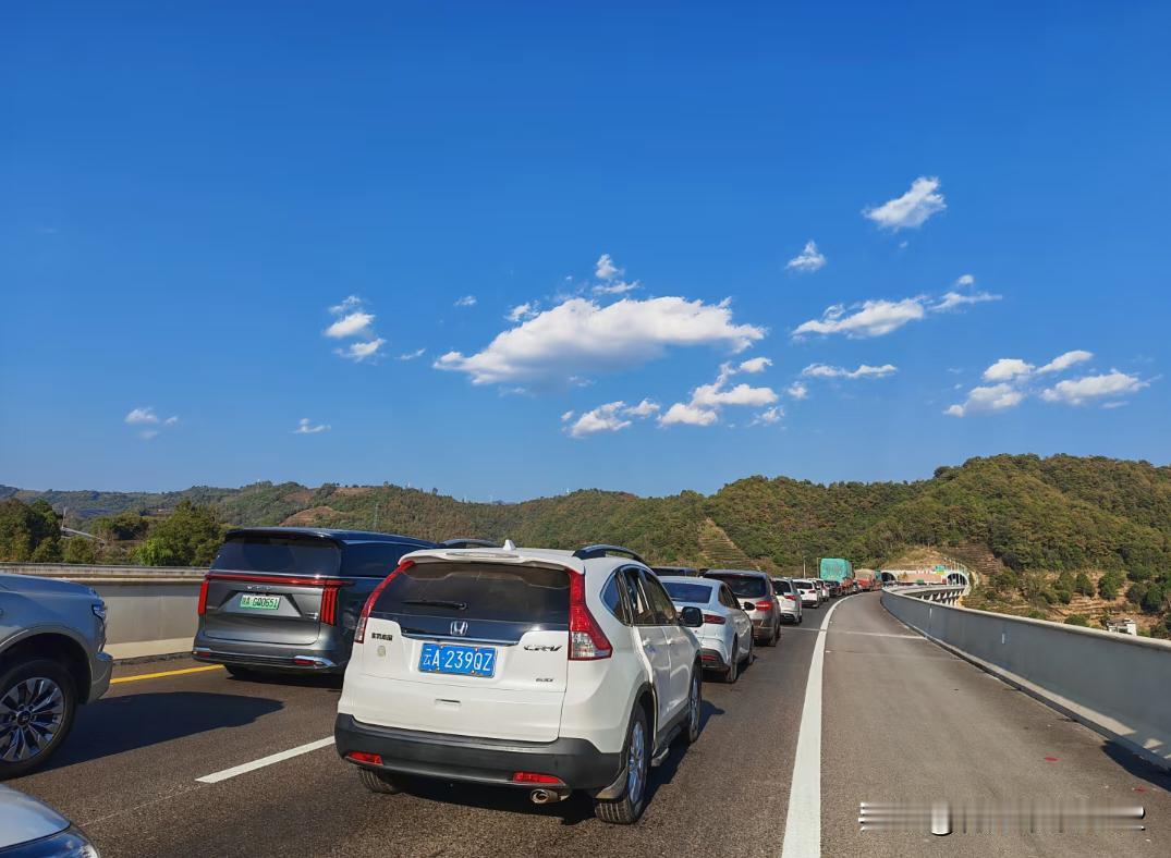 昨天从天亮开到天黑，只动了2公里。。。
昆墨高速太难开了。
       昆磨高