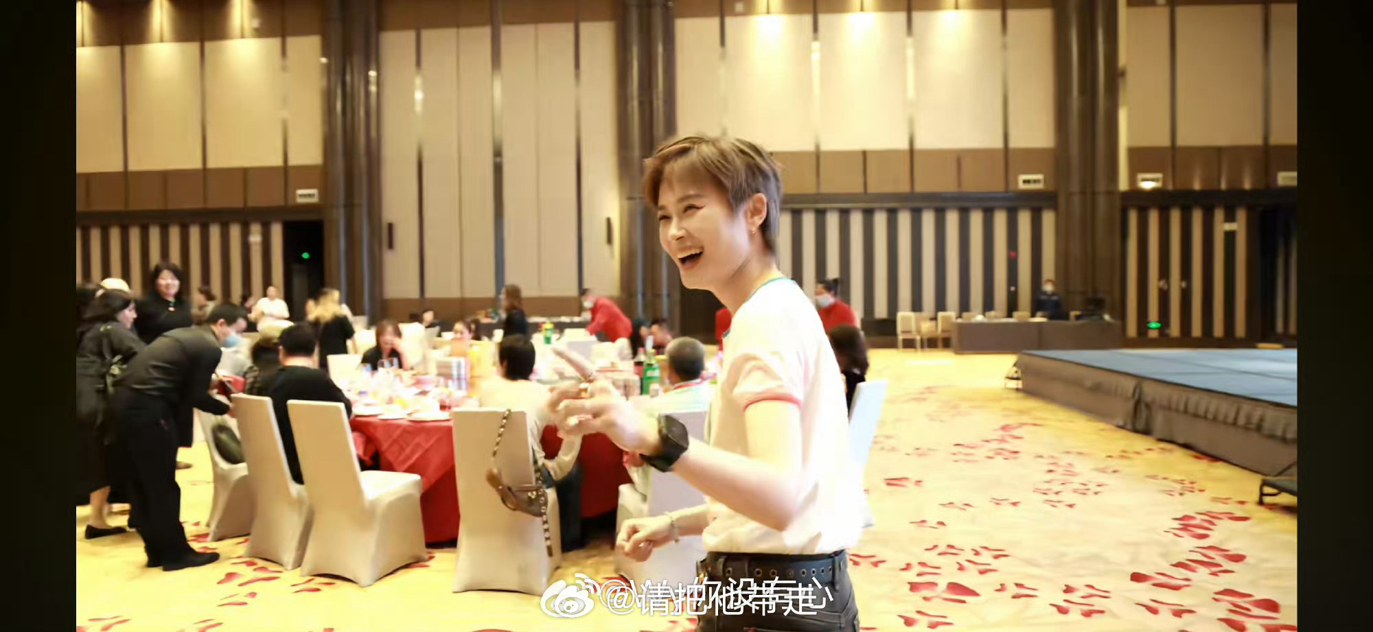 曾轶可签约哇唧发两张专辑曾轶可签约哇唧唧哇 老粉真的很感慨，这么多年一直坚持自己