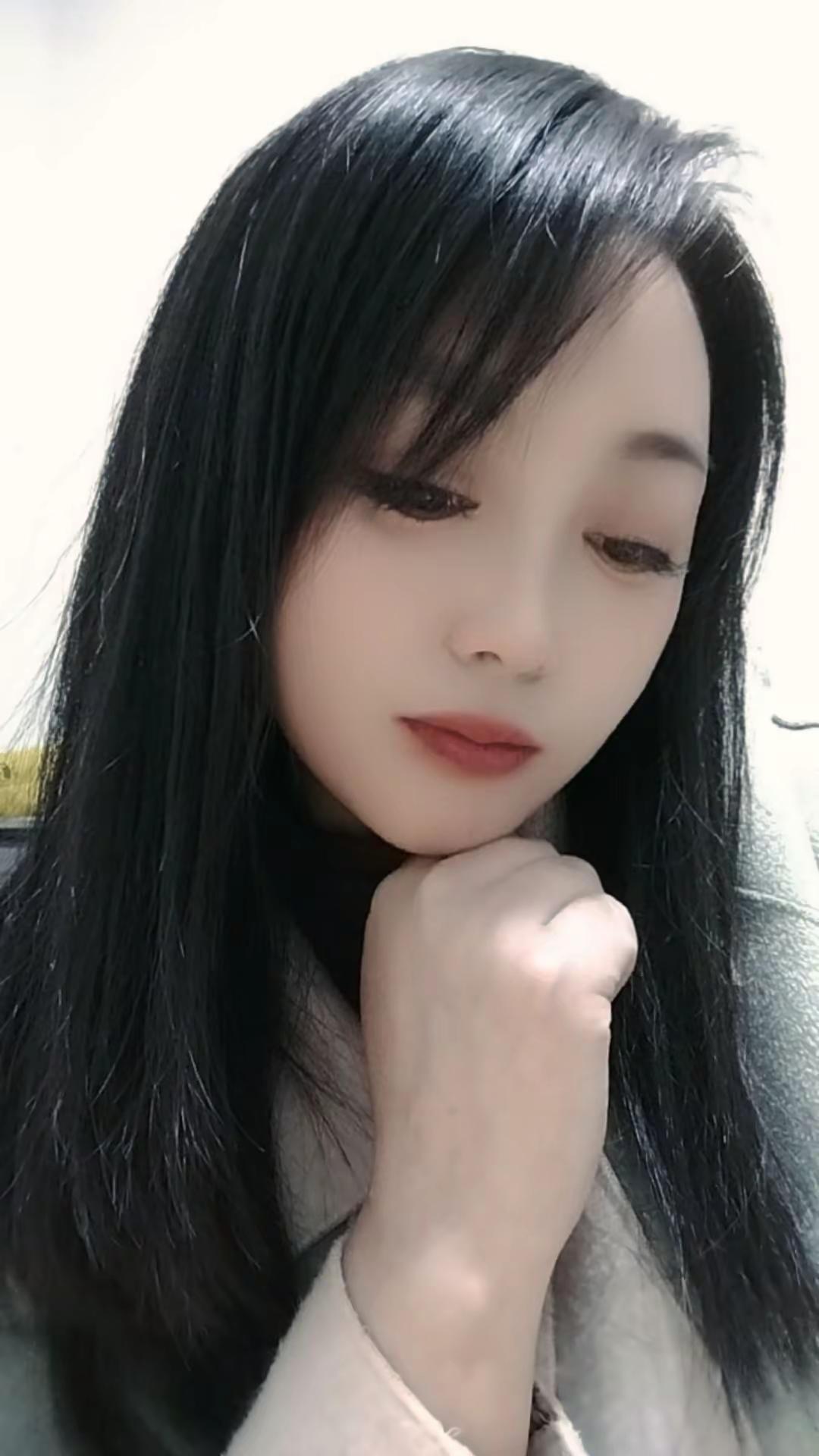 短发给不了长发的温柔，长发给不了短发的潇洒。很庆幸头发是可以从头再来的东西，头发