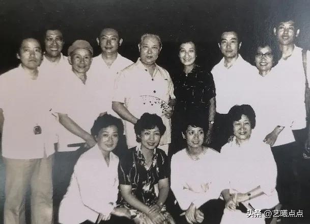 上世纪八十年代，京剧界众多大咖与当红后起之秀“神仙”同框！
这些京剧大家以他们深