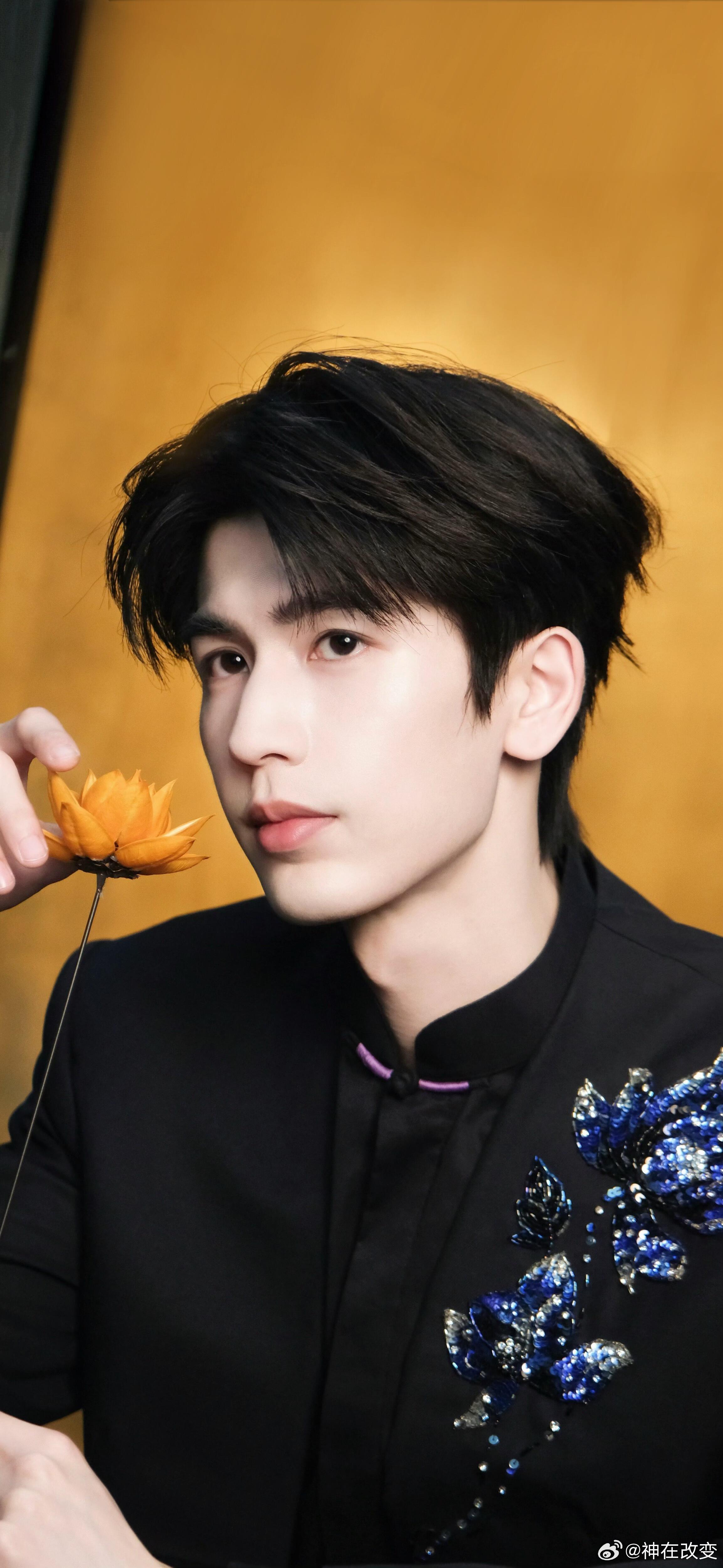 张凌赫  张凌赫-颐莲｜壁纸+1今晚见啦～✌🏻张凌赫｜ 