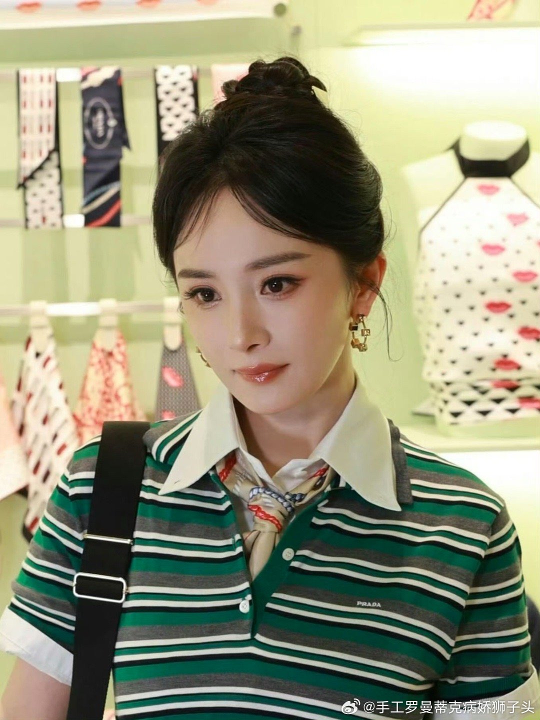 杨幂李现Prada造型宝宝你好乖 