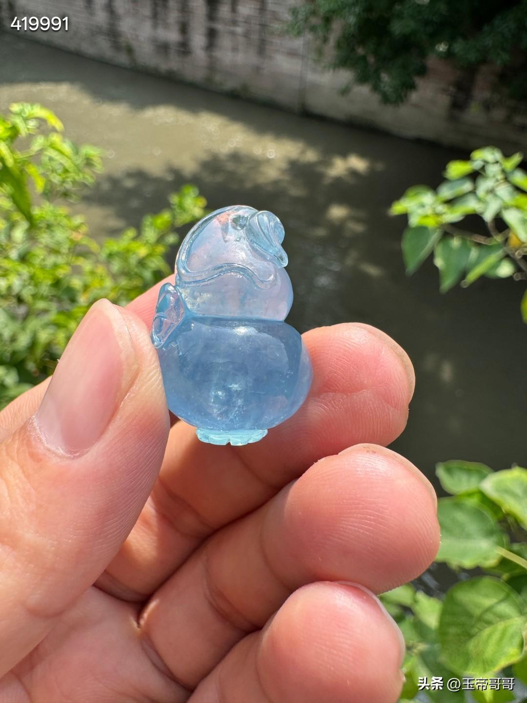 海蓝宝小葫芦·福泽清湛
净体水蓝海蓝宝雕琢，晶体澄澈如冰，葫芦圆润饱满，线条流畅