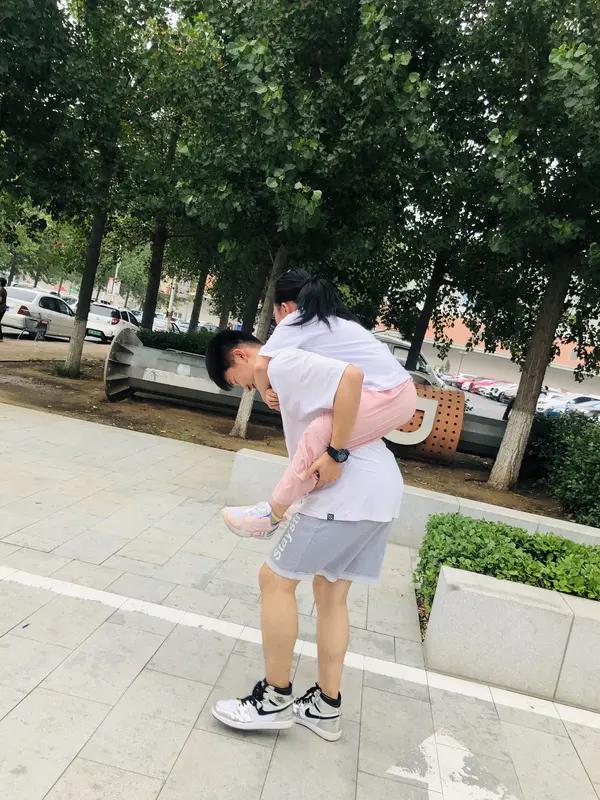 说到五十多岁的教师夫妻有一儿一女的时候，有网友说怎么可能呢，当时的双职工夫妻只能