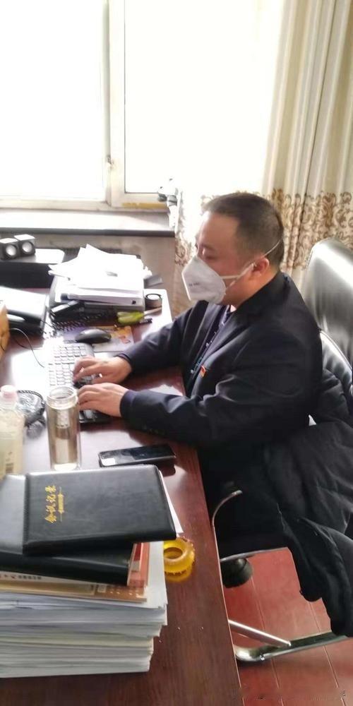我叔叔以前是个副团级干部，现在在我们县组织部工作，当一室副主任。家里头人都觉得他