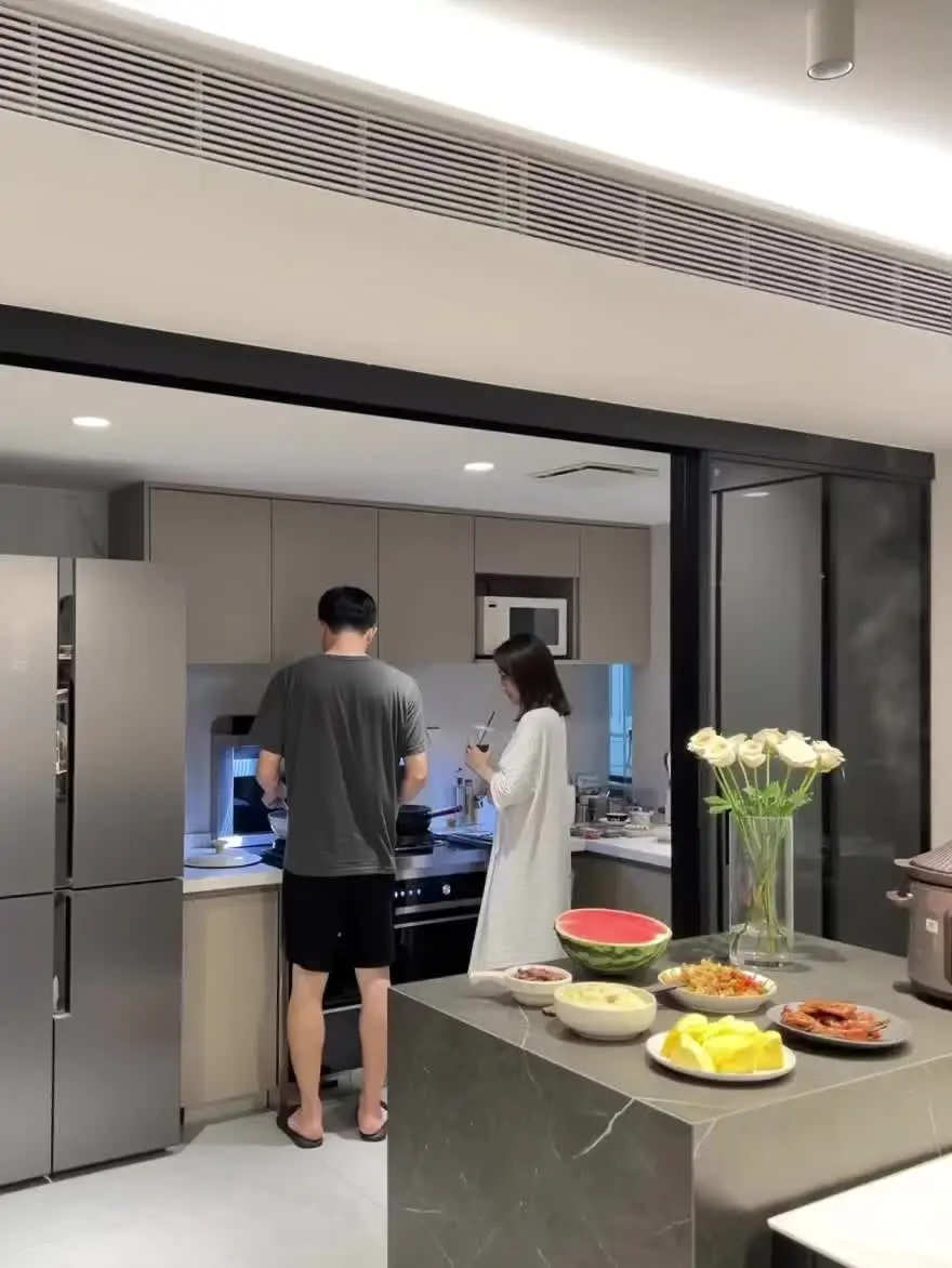 哪有什么轰轰烈烈 能一起回家吃饭就很幸福了