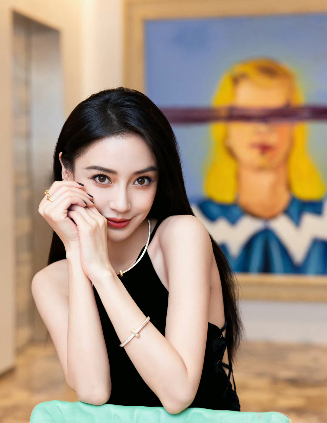 angelababy uimo首位全球品牌代言人杨颖 “八音盒播放着爱你的旋律 