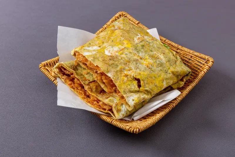 煎饼果子里你喜欢放油条还是薄脆?我最喜欢煎饼夹薄脆，天津叫果篦！满口酥脆太好吃了