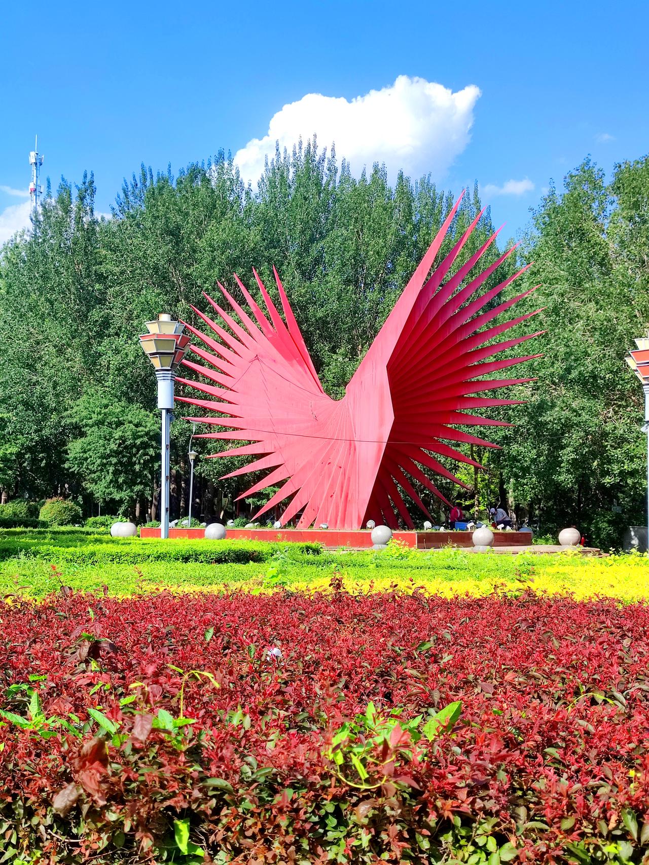 《大红鹰广场》景色一观
   广场位于沈阳市大东区沈铁路与联合路交叉口，是一处群