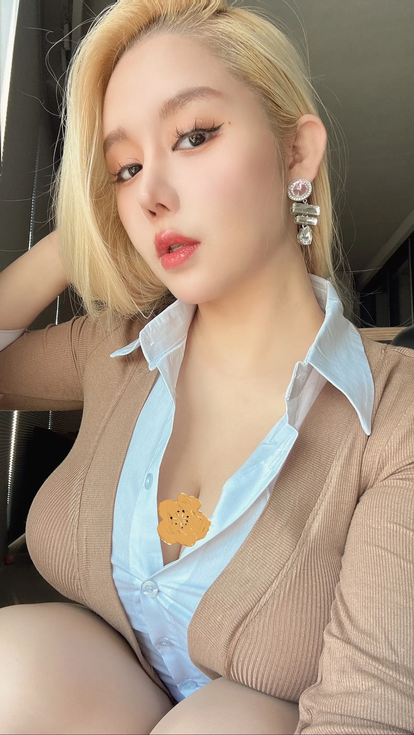金发美艳少妇。人家还是少女啦
