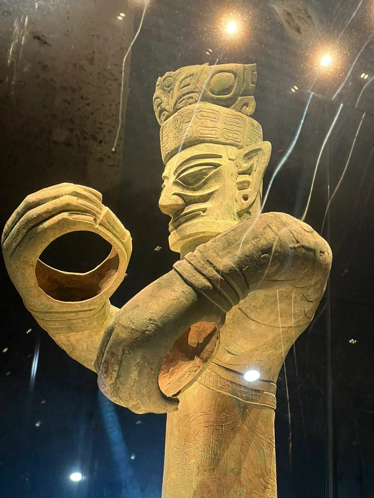 这尊青铜大立人，双手夸张地握成一个圈，空空的，像在攥着什么。攥了什么？成了三星堆