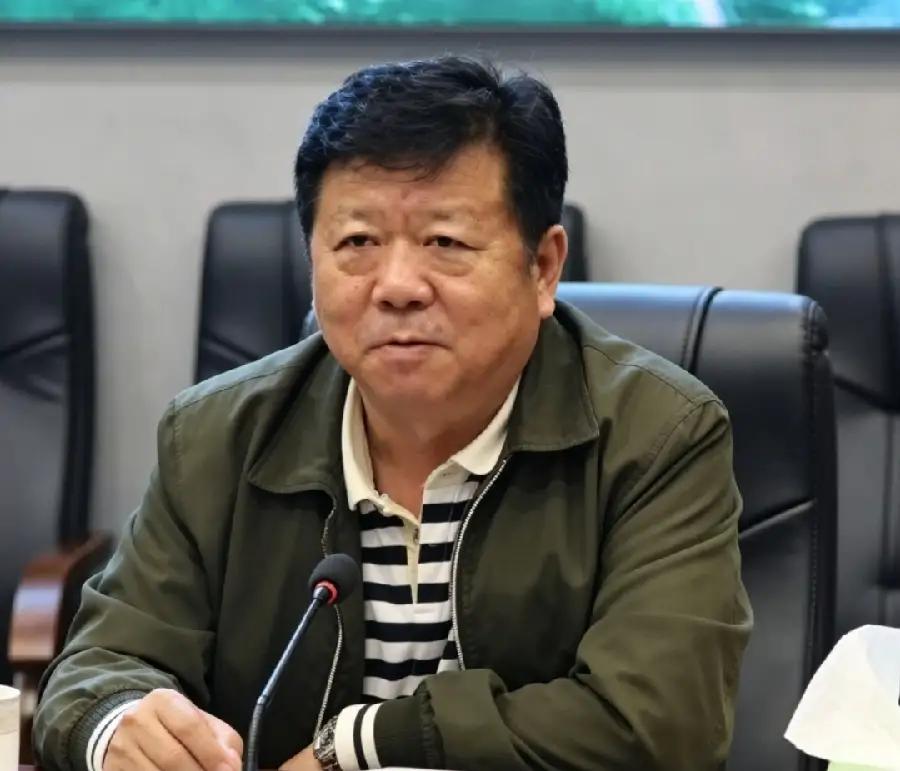 杨有林今年70岁，1957年出生。19岁参加工作，共产党员。管委会副主任干嘛的，