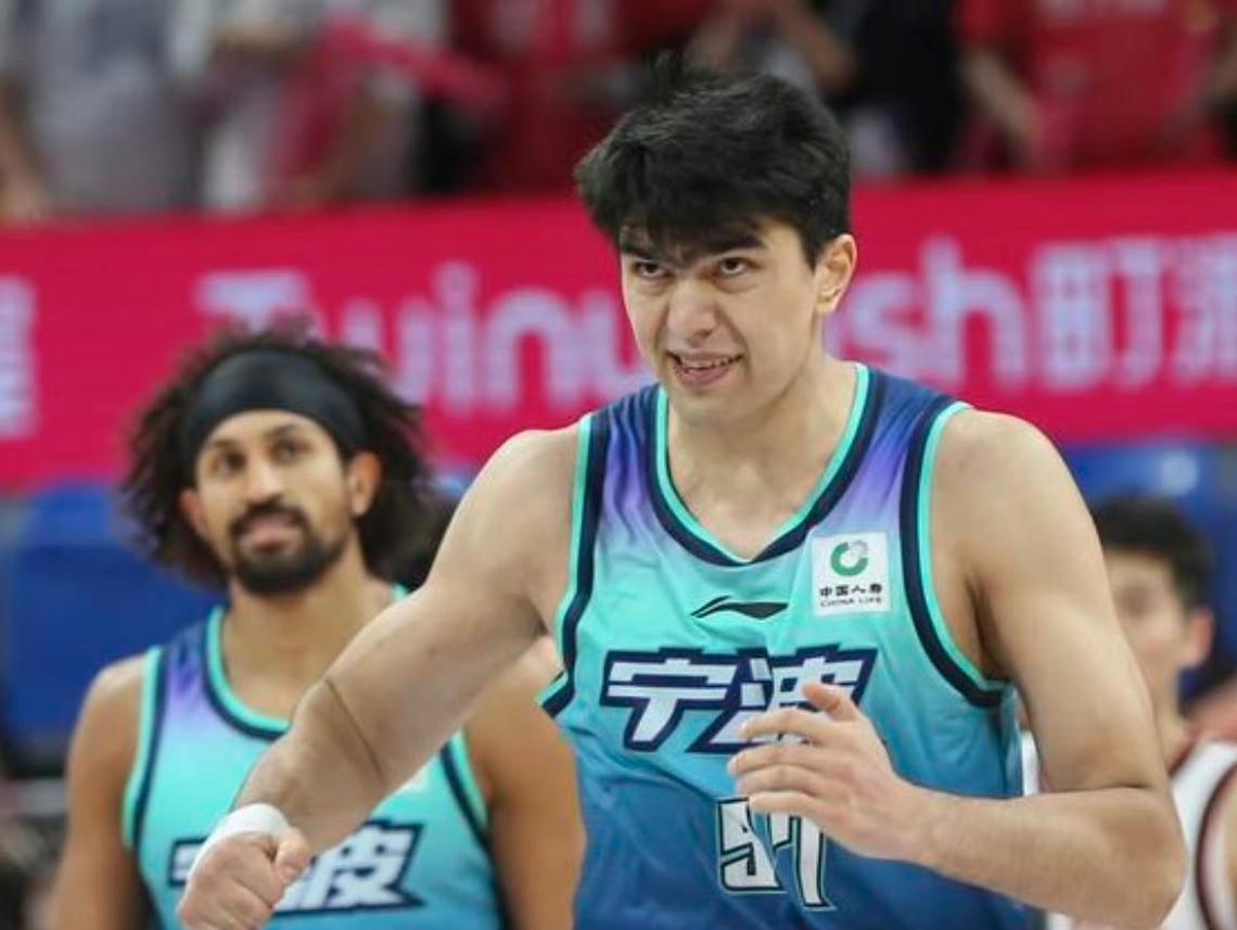 鲁吐布拉早就盼着今晚与新疆伊力特男篮的这场比赛了，可惜的是他遭遇停赛，那就只能盼