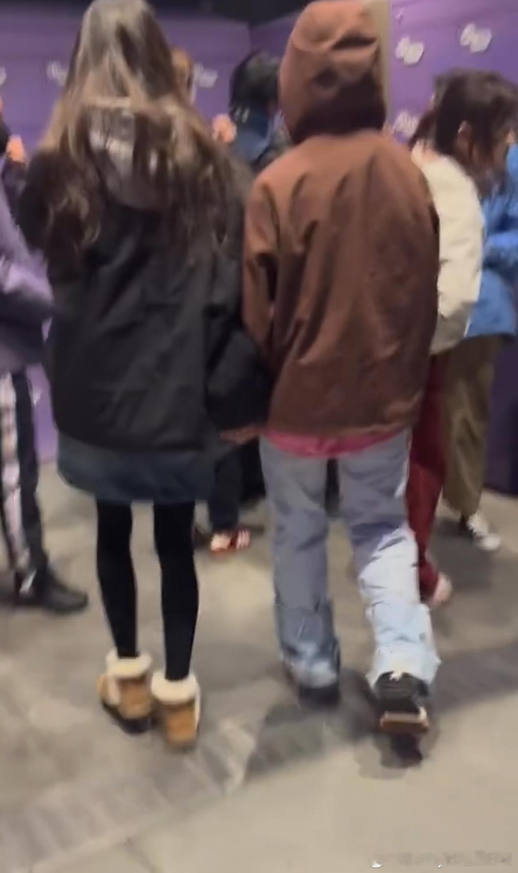 环球影城偶遇古力娜扎 新鲜的娜扎🈶，和闺蜜一起去了环球影城，背影都好美[爱你]