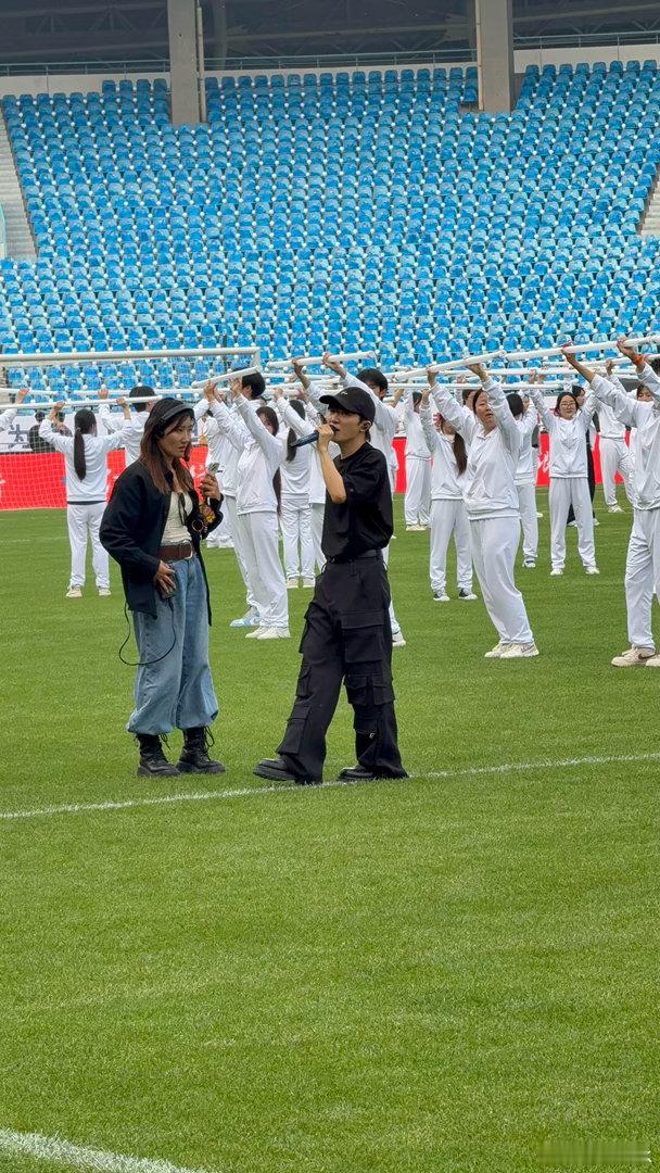 周深 深猫：是酷，是帅，不猫 所以到底是啥香香甜甜的味道 