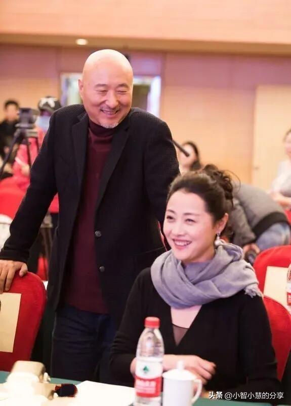 老一辈的演员们难得相聚在一起，男的是喜剧演员陈佩斯，胡子都白了也不影响他的整体气