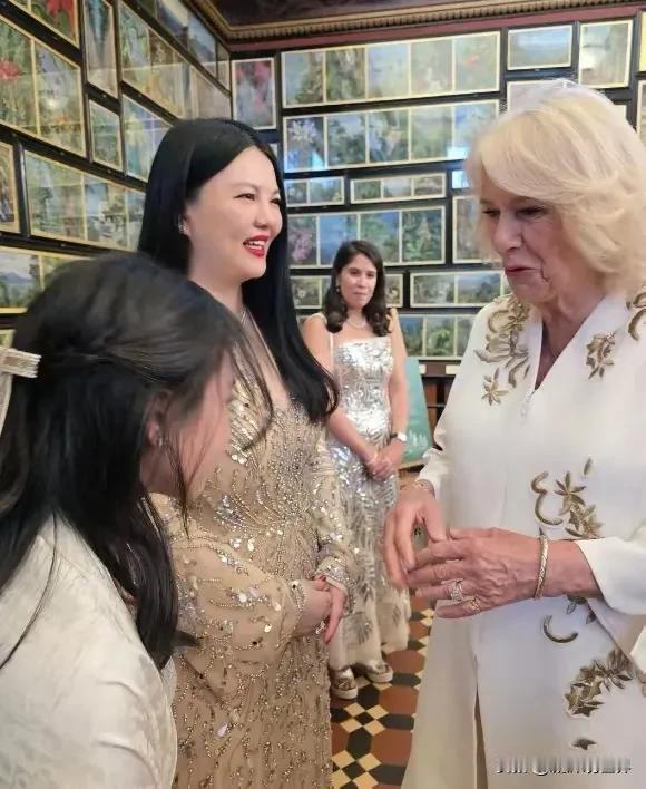 李湘啊，怎么说你好呢，你成天不是带着王诗龄拜见英国皇室，就是带着王诗龄混英国名流