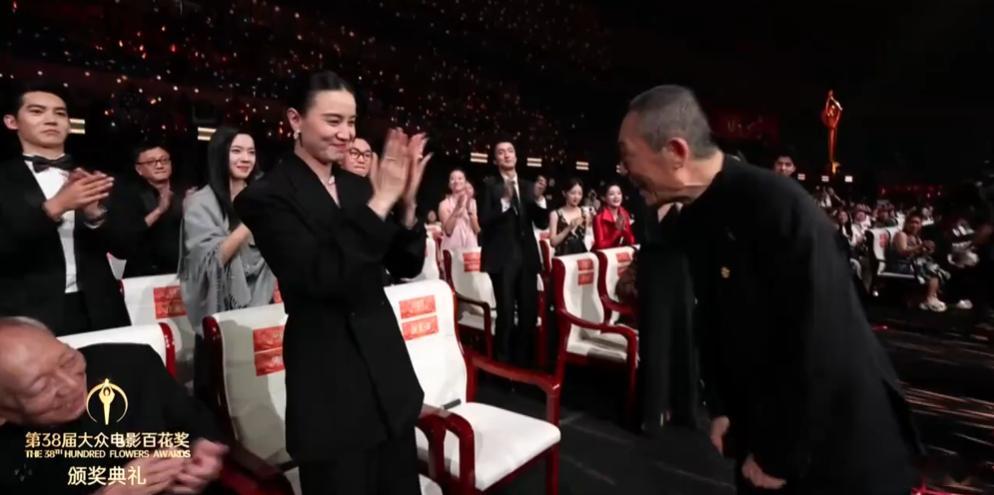 哪吒获奖无人站起惊蛰获奖全体起立 第二张是惊蛰无声，第三张是魔童闹海，差别有没有