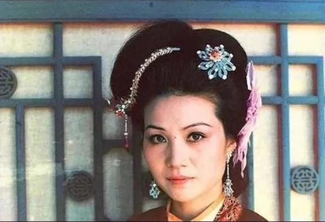 换个角度看问题。贾环为啥这么抠门儿？他也真没有钱。贾环没有独立经济，他的月例银子