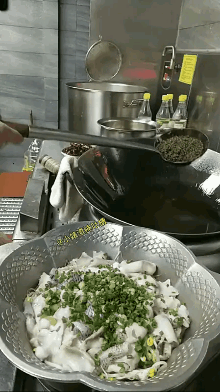 两个问题：1.他们炒菜的油不用钱吗？一个菜竟然放一桶油！
2.如果去掉四分之三的