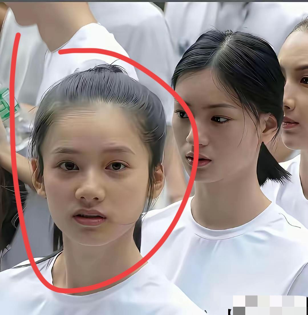 张婧怡年轻时候非常有气质，清纯可爱