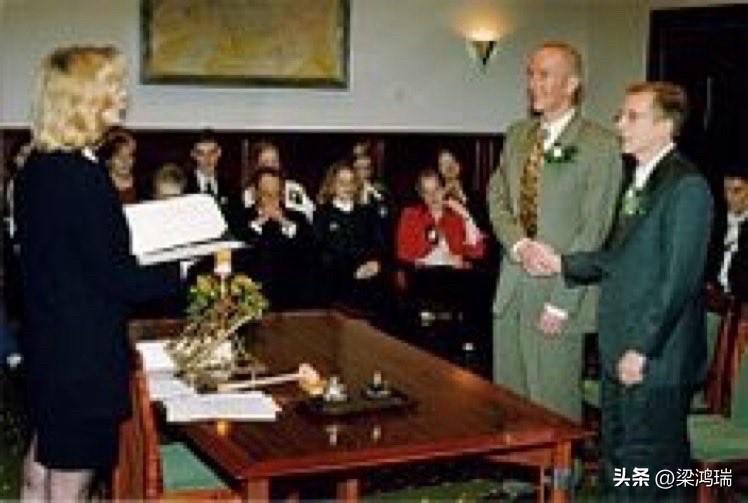 2001年4月1日，荷兰成为世界上第一个同性婚姻合法化的国家。当天，阿姆斯特丹市