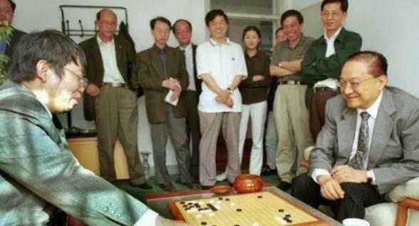 1984年，金庸设家宴款待聂卫平。保姆上了15只大闸蟹，聂卫平狼吞虎咽吃了13只