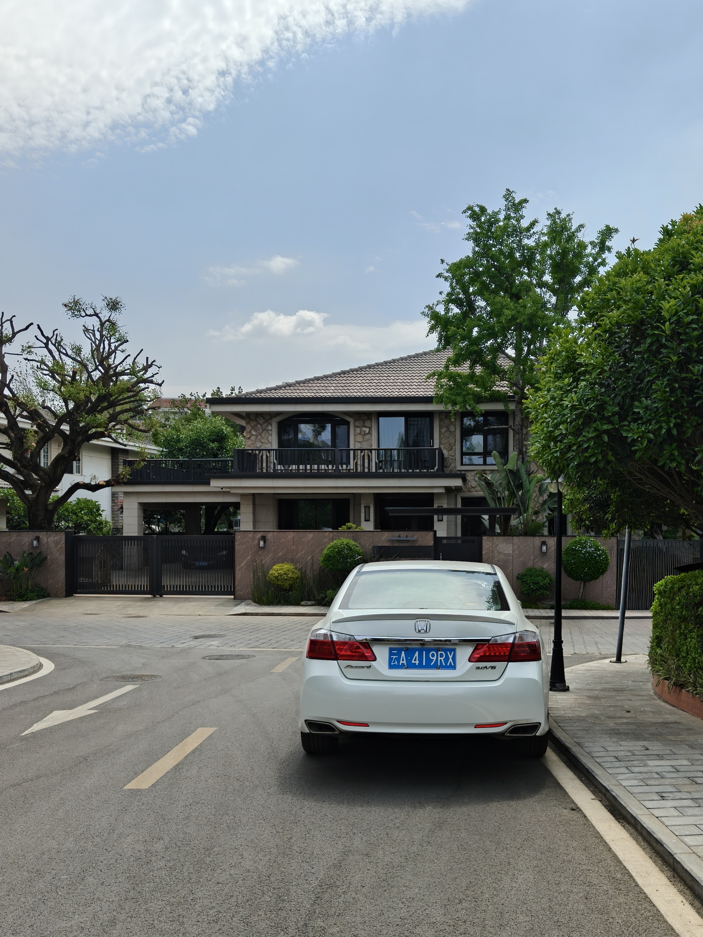 一天逛了老街和新商场，转眼间又到了紫色但又有点臭的季节。话说牢大开多了，时不时开