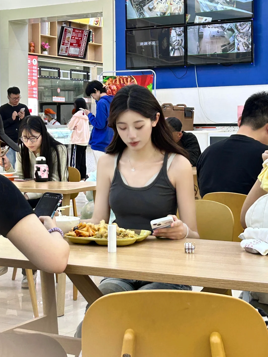食堂看到的...原来真的有人在肩带自由啊！