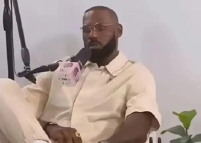 詹姆斯真是人间清醒！他做客妻子萨凡娜主持的播客节目时曾说：“我是家里第一代挣到大