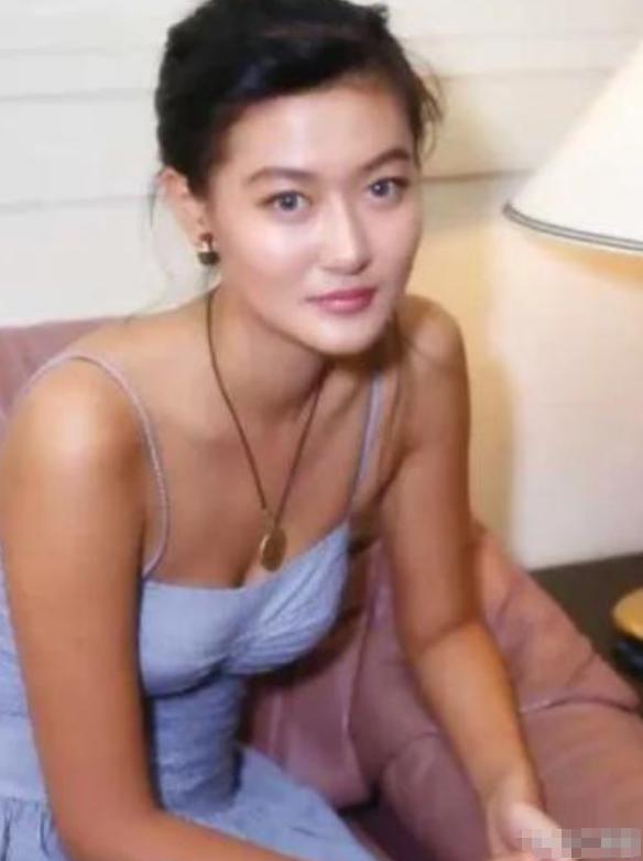 [微风]1993年的一场酒会上，亿万富豪黄任中对艳星陈宝莲一见钟情了，为了追她，