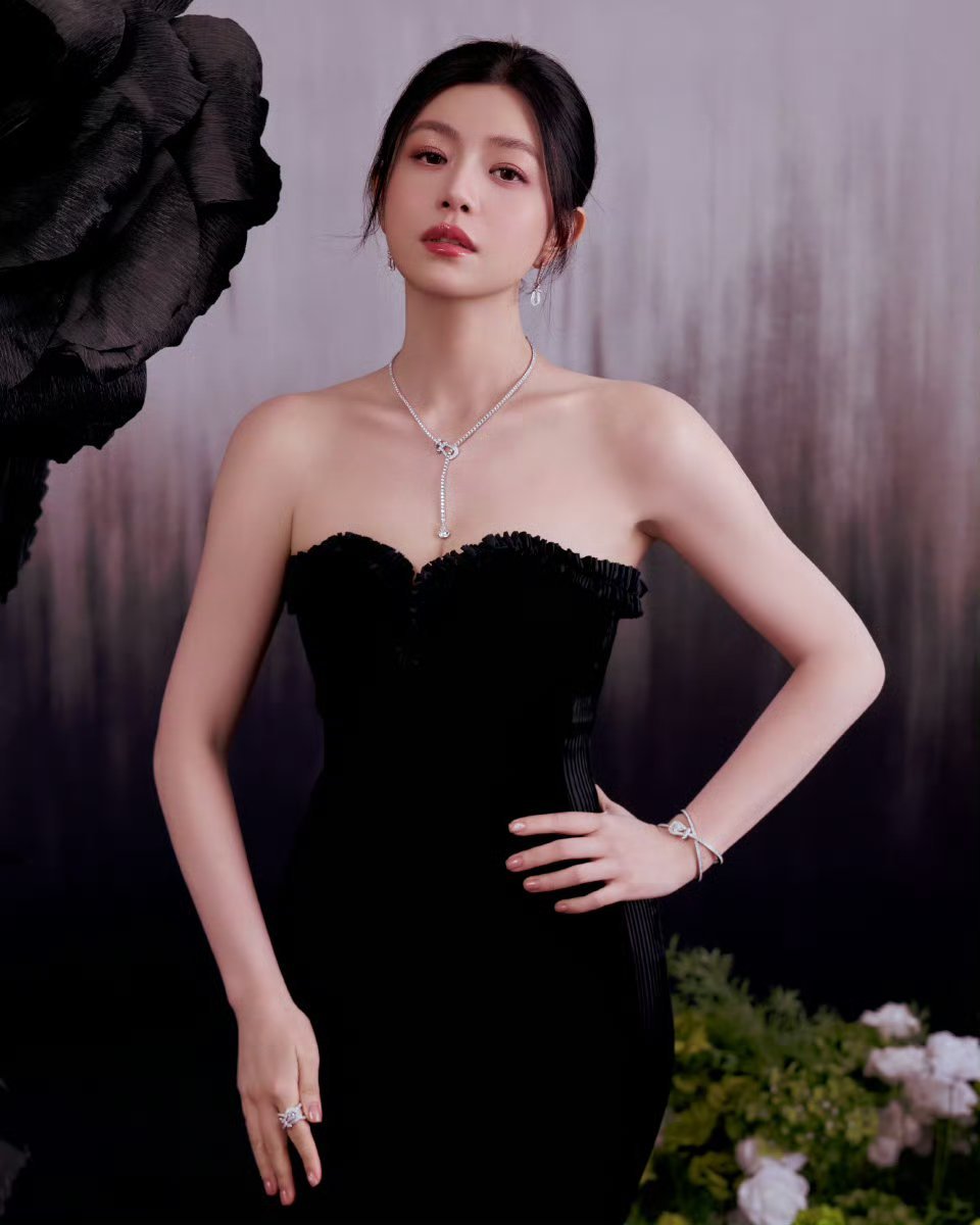 时尚芭莎珠宝盛典，陈妍希这身造型黑玫瑰绽放 姐姐昨晚是优雅的化身吧