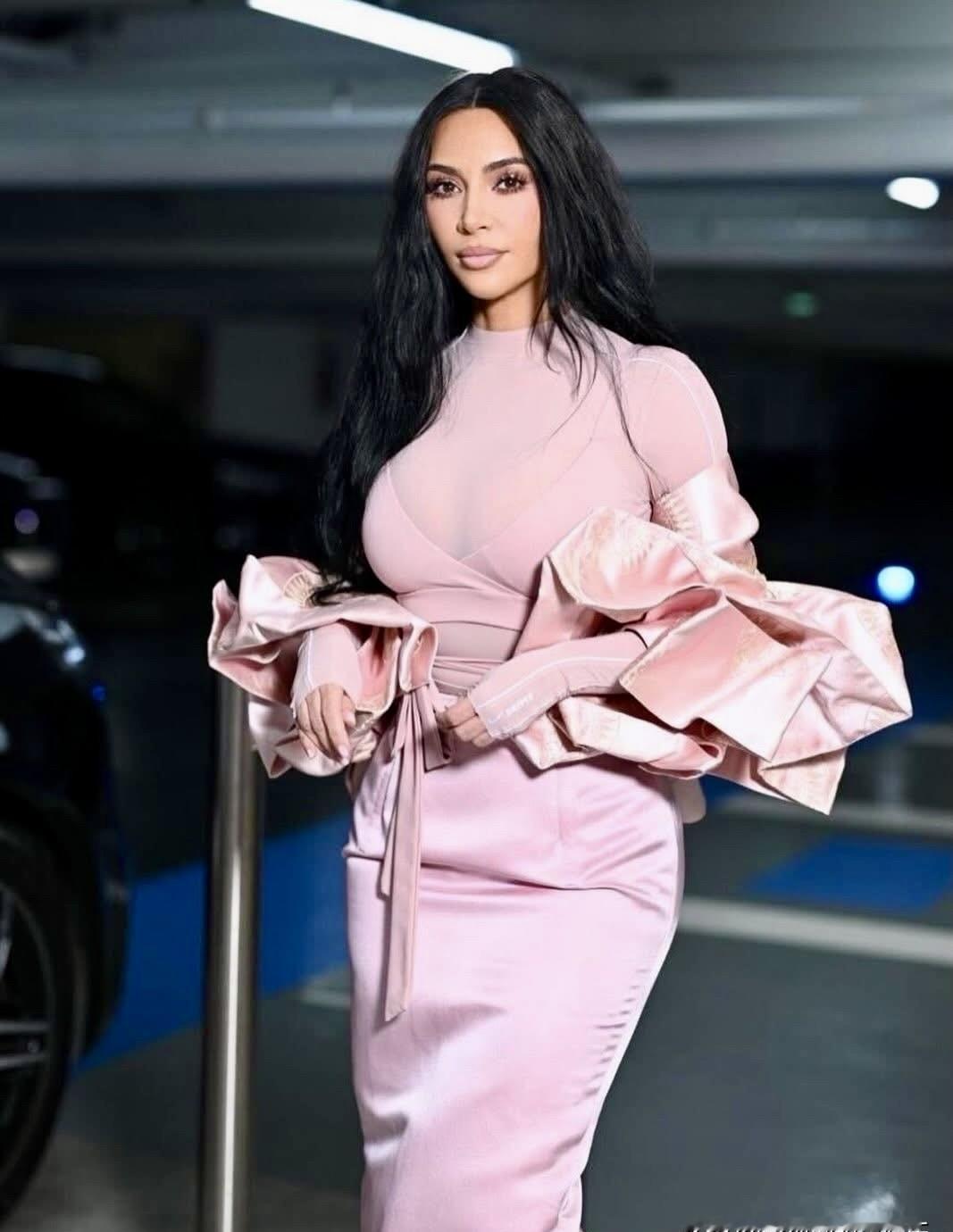 那块芝士蛋糕只是烟雾弹。
巴黎套房的门一关，F1七冠王的呼吸，才是空气里的主角。