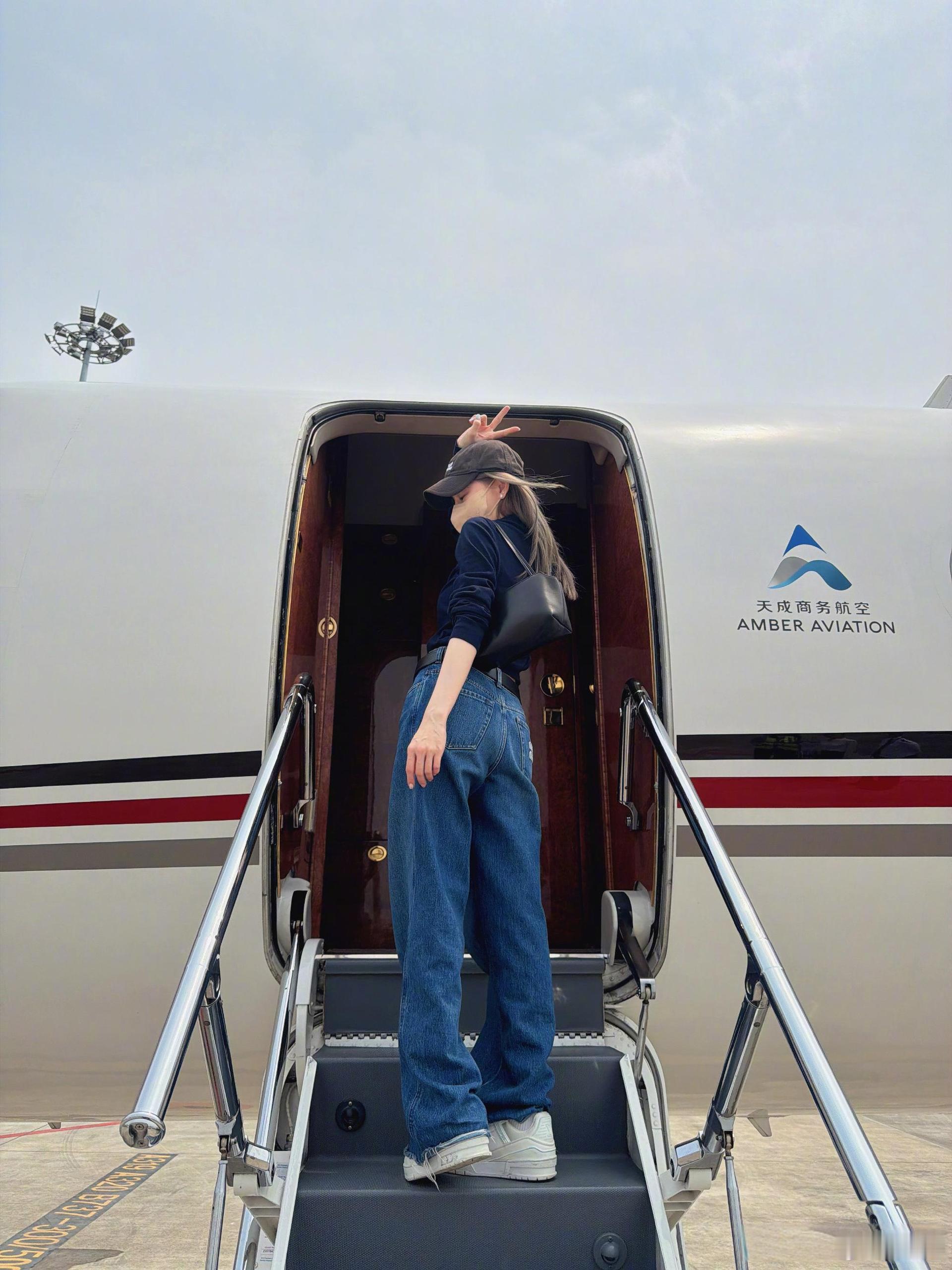 王心凌又包机了，这次是重庆飞荆州，明星真幸福啊！ 