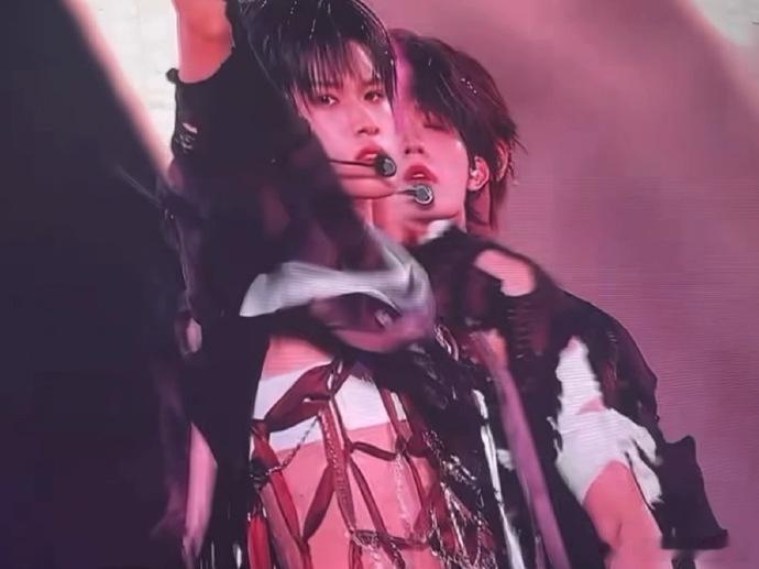 谁懂啊！张极的绷带造型简直是daddy级别天花板！宽肩窄腰的身段把造型的质感拉满